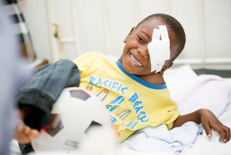 Gelukkige Afrikaanse jongen na oogoperatie