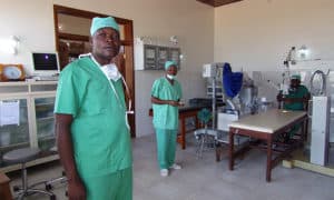 Verplegers in een operatiekamer