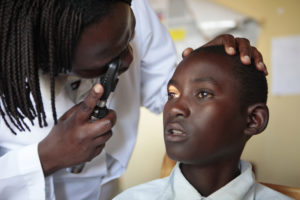 Enfant examiné par un ophtalmologue