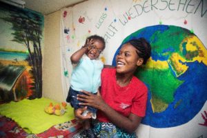 Vreugde in de ogen van Afrikaanse vrouw en haar dochter met bril