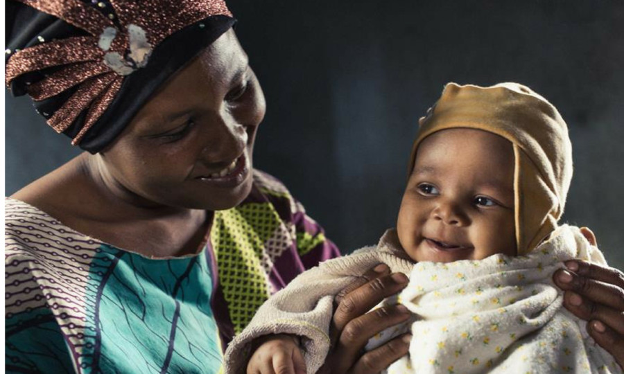 Mère et enfant tanzaniens après opération de la cataracte