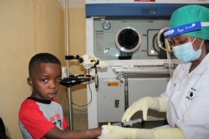 David et l'ophtalmologue à la clinique de Kabgayi