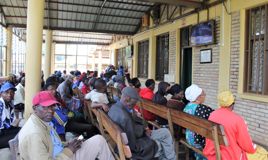 Patients en salle d'attente à la clinique ophtalmologique de Kabgayi